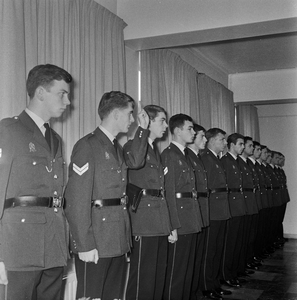 128487 Afbeelding van de beëdiging van 14 nieuwe agenten voor het korps van de gemeentepolitie in het hoofdbureau van ...